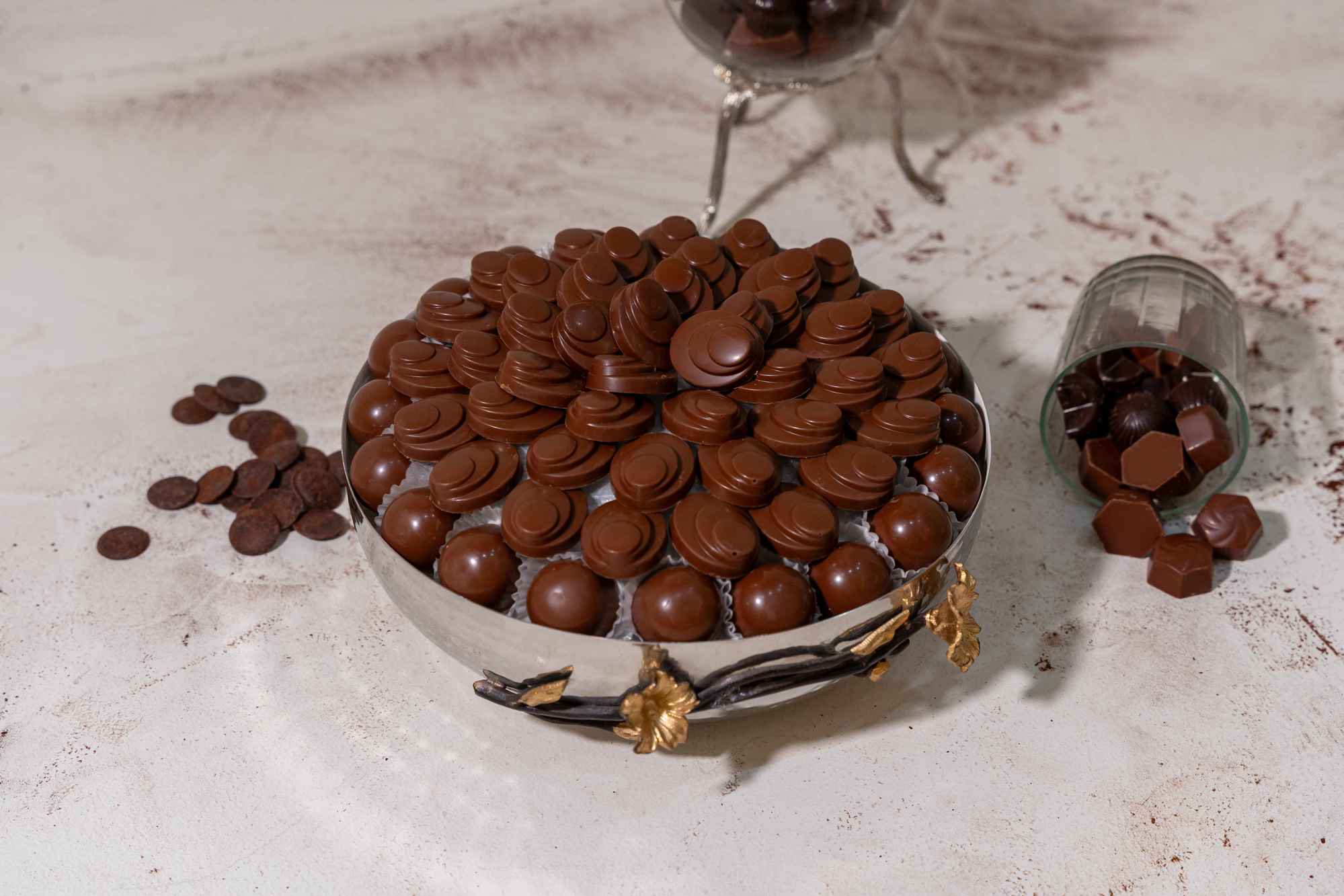 صحن فضة مع عرق ذهبي 